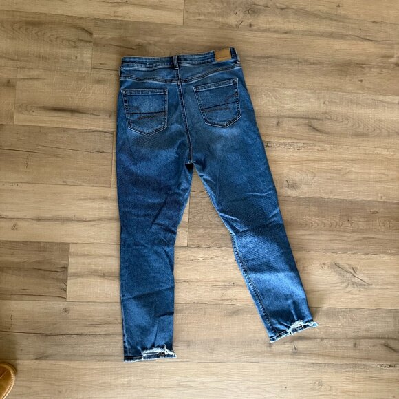 American Eagle High Rise Mom Distressed Jean Size 8 - Picture 3 of 4